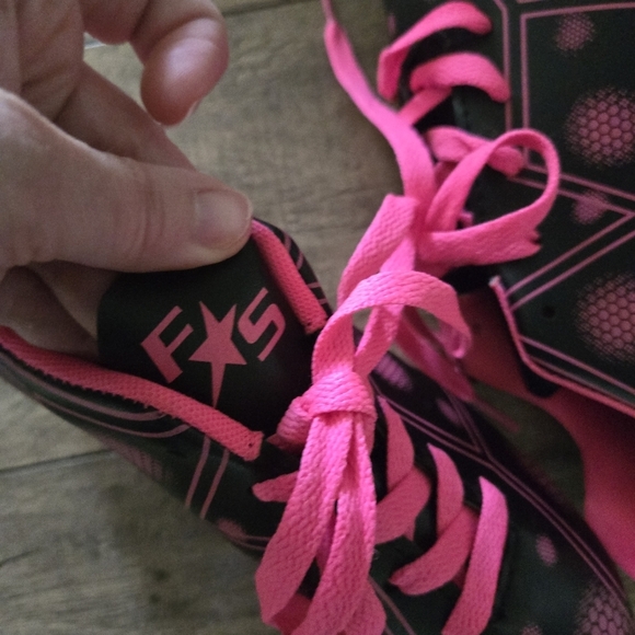 Kids Pink and Black Soccer Size 3 Cleats/Shoes - Picture 11 of 11